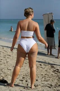 Большие попы в пляже - 88 фото