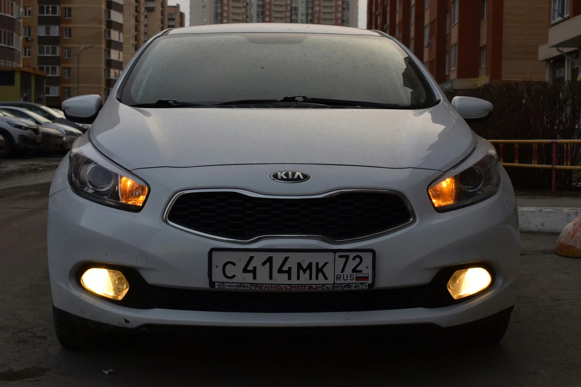 Kia Ceed 1 желтые габариты. Оранжевые габариты Киа Рио 3. Оранжевые габариты Солярис 1. Kia Ceed JD желтые ДХО.