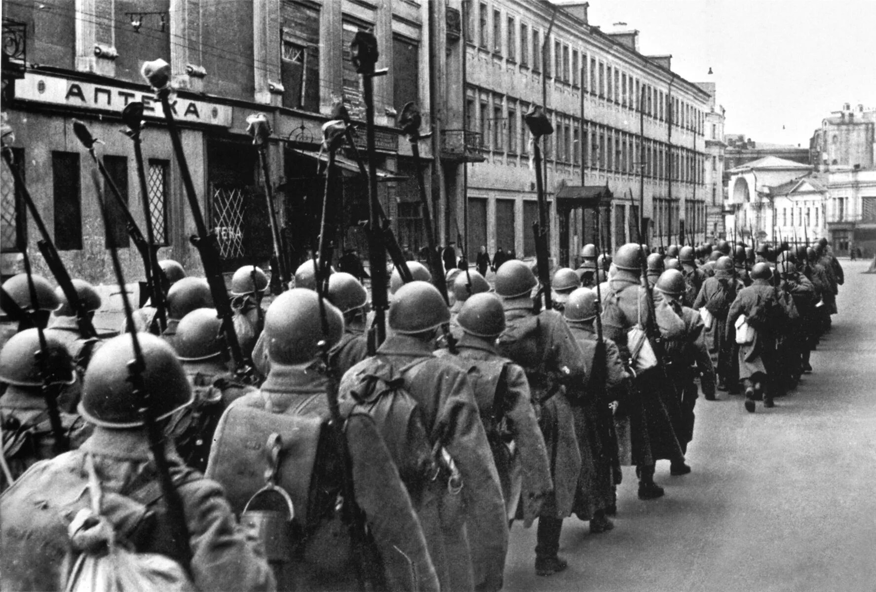 Уходя на отечественную войну. Вов 1941-1945 строй солдат. Проводы на войну 1941. Проводы солдат на фронт 1941 год. Уходя на отечественную войну.