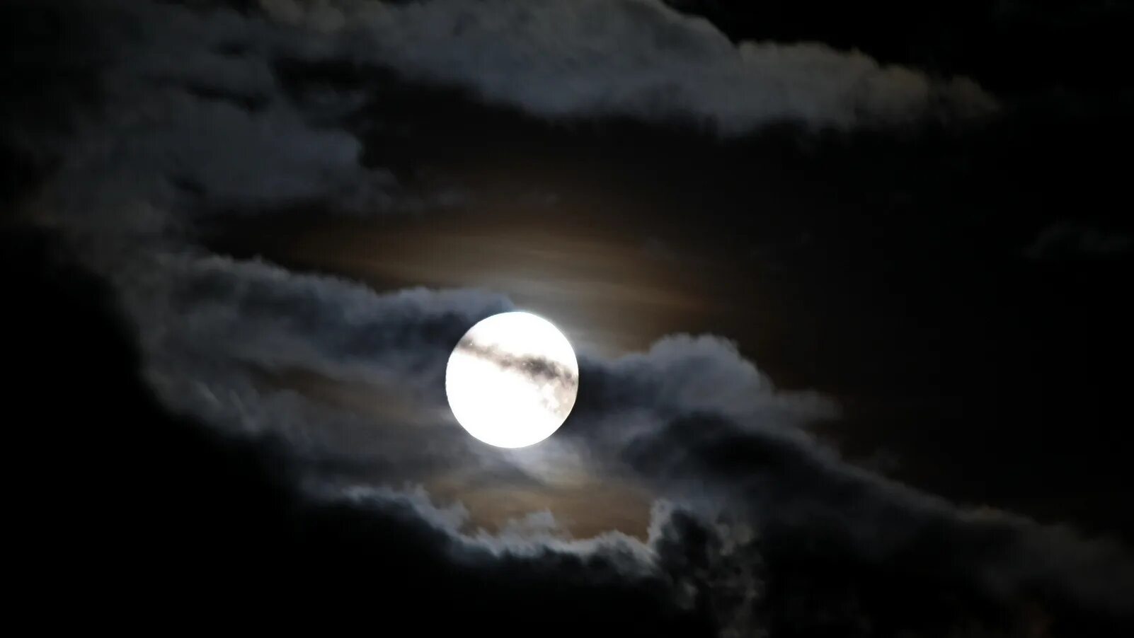 Луна за облаками. Красная Луна. Луна за облаками август. Луна сейчас.
