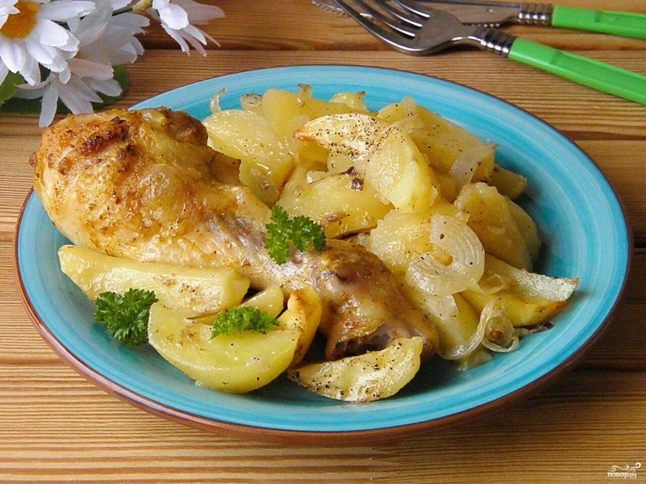 Ужин картошка с курицей в духовке. Курица с картошкой в духовке. Окорочка с картошкой. Ужин картошка с курицей в духовке. Окорочка в духовке с картошкой.