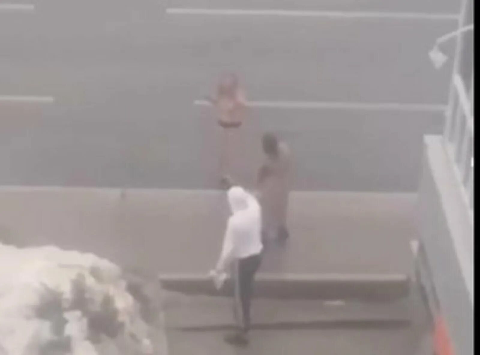 Эбигейл бреслин тревожный вызов. На сахалине пропала восьмилетняя девочка. Майкл эклунд тревожный вызов. Пытался поймать девушку. Нападение на девушку на улице.