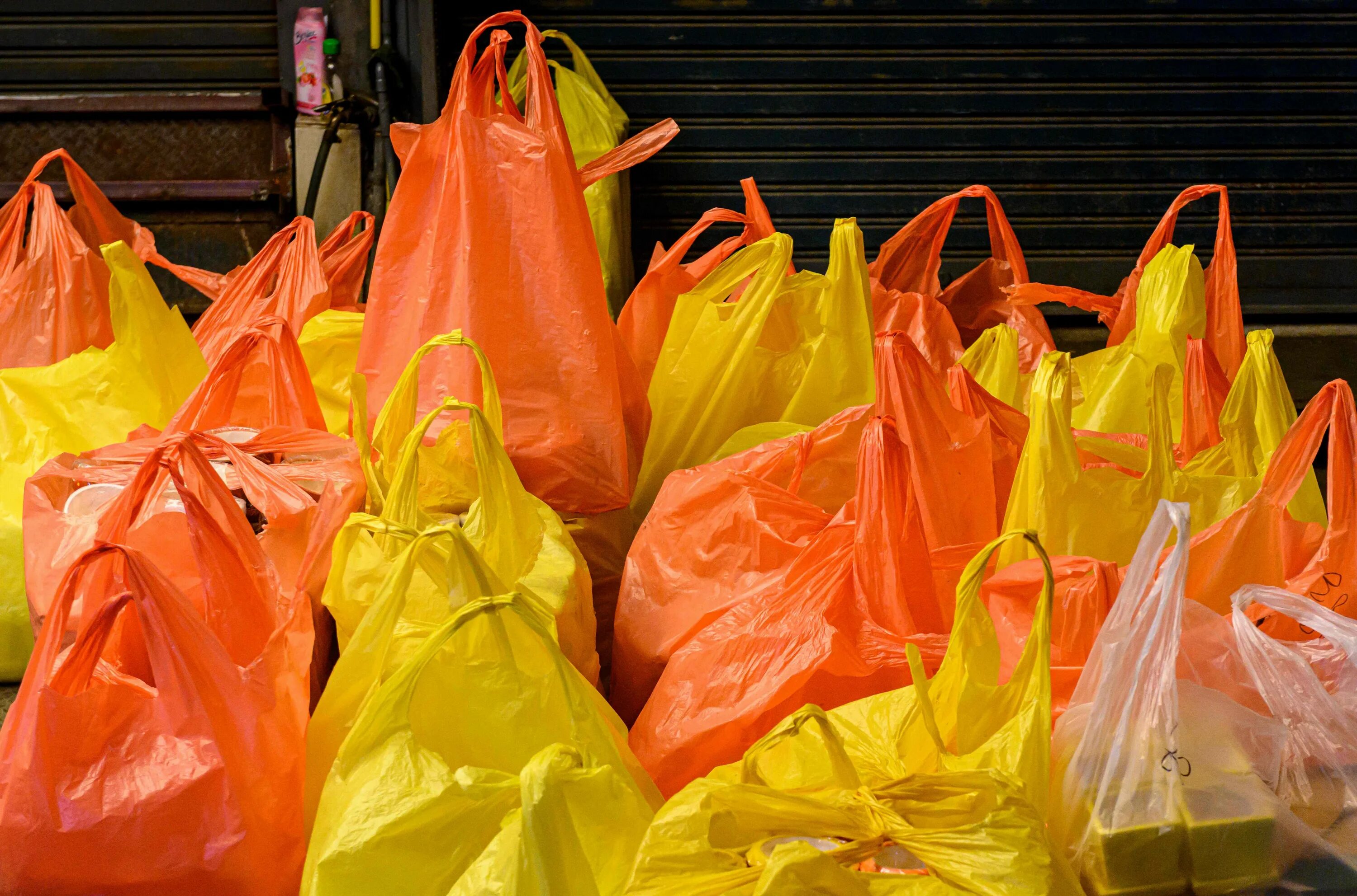 A lot of bags. Пластиковый пакет. Полиэтилен пакет. Пакеты из полиэтилена. Целлофановый пакет.