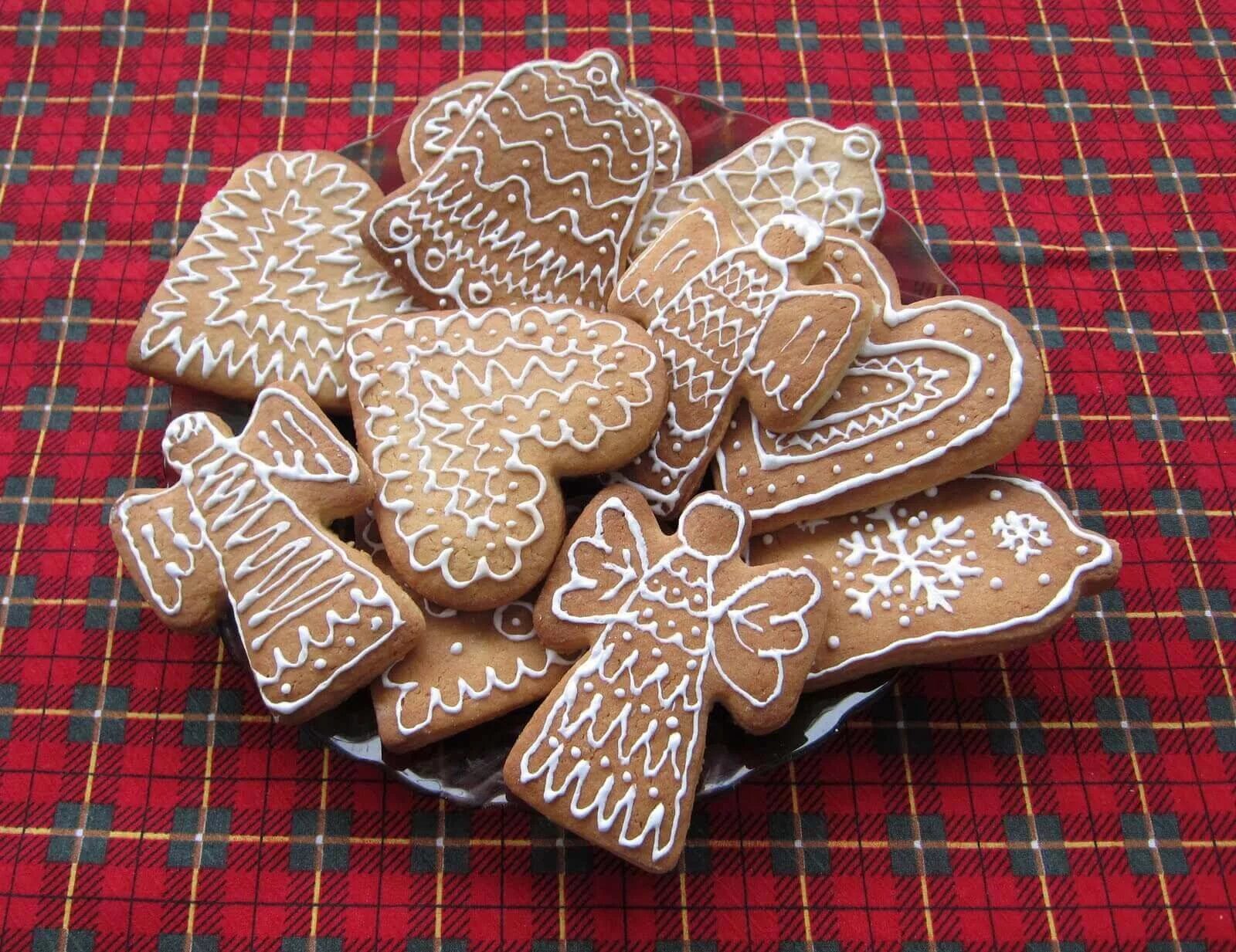 Рождественские пряники медовые козули. Пардубицкий пряник. Украшение печенья глазурью. Пряник имбирный. Красивые пряники.