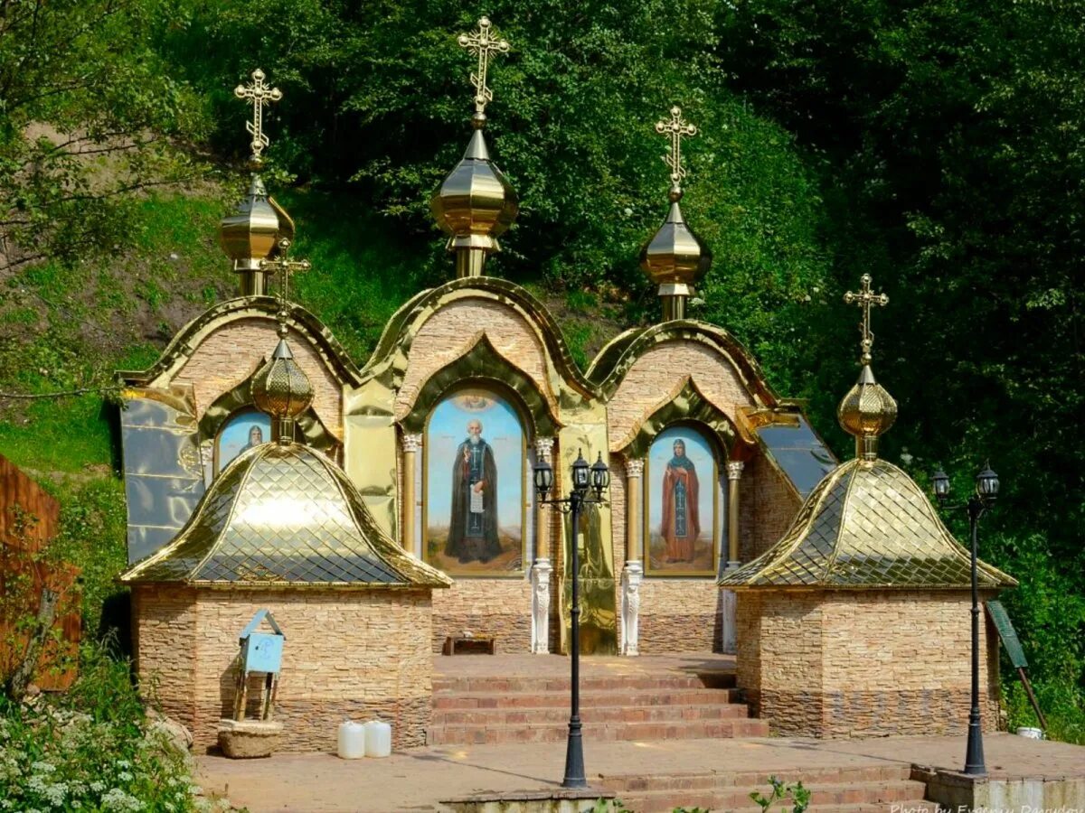 Родник сергиев посад. Родник преподобного Сергия в Радонеже. Сергиев Посад Святой источник Сергия Радонежского. Радонеж купель Сергия Радонежского. Святые источник Сергия Радонежского Хотьково.