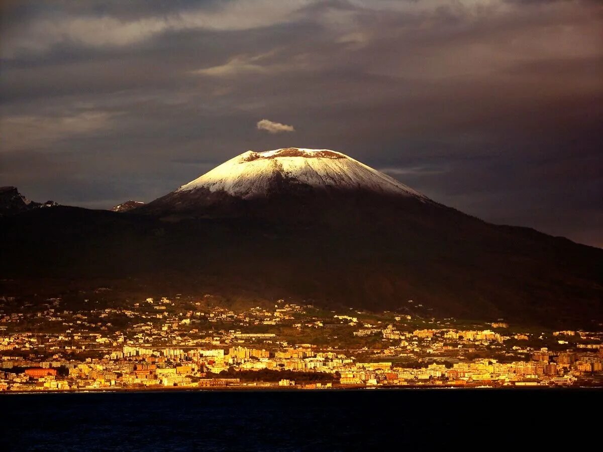 Действует ли вулкан везувий. Вулкан Везувий в Италии. Неаполь вулкан Везувий. Гора Везувий Италия. Вулкан Везувий Италия извержение.
