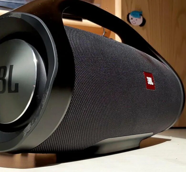 Jbl приложение для компьютера. Jbl бумбокс 1. колонка jbl boombox 1. jbl 20 boombox. бумбокс 1 jbl серый.