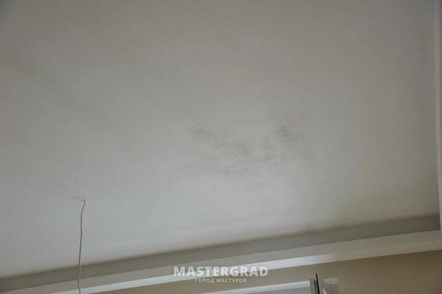После покраски потолка. Пятна на потолке после покраски. Разводы на потолке после покраски. Полосы на потолке после покраски водоэмульсионной. Плохо покрашенный потолок.
