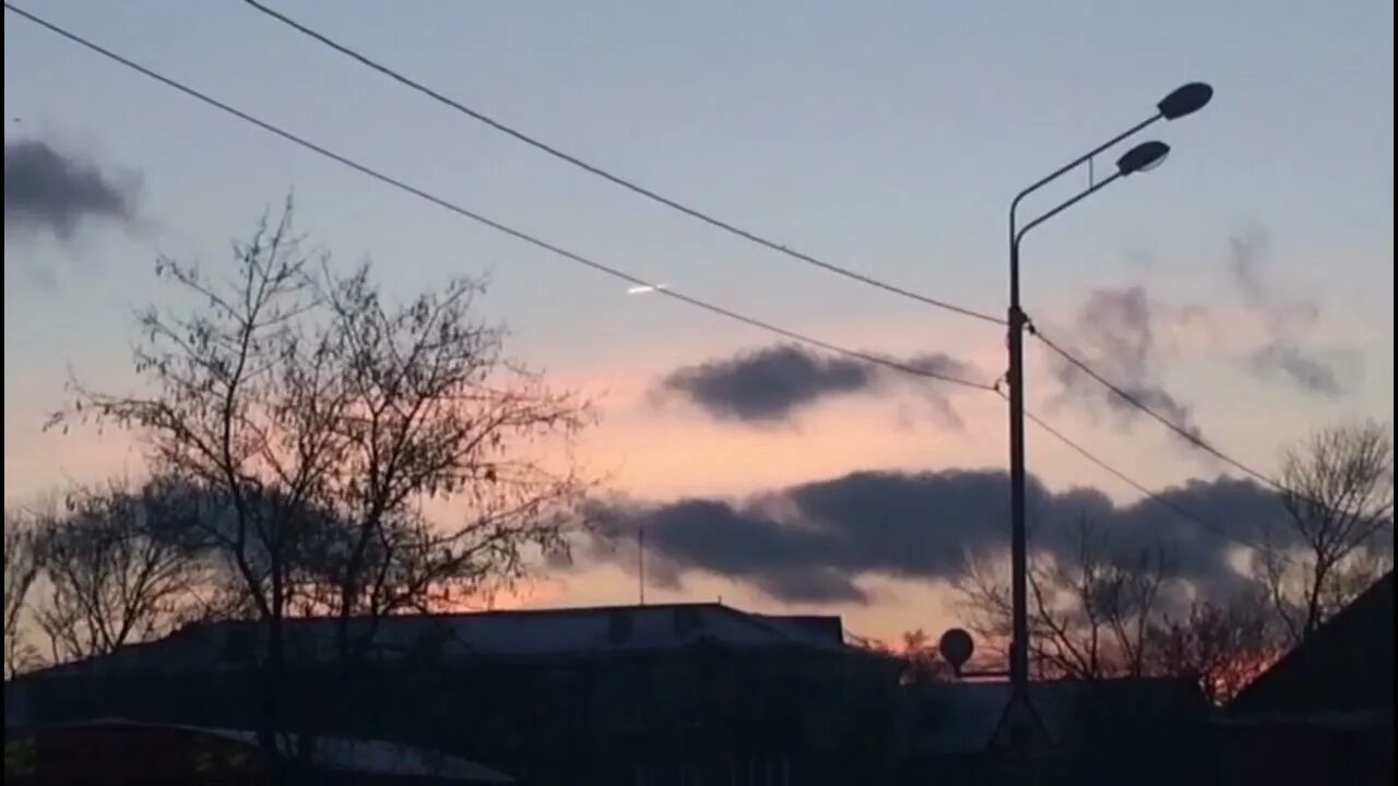 Свечение над городом. Кремль нло. Инверсионный след от ракеты. Свет в небо в старом осколе. Небо астрахани с ракетами.