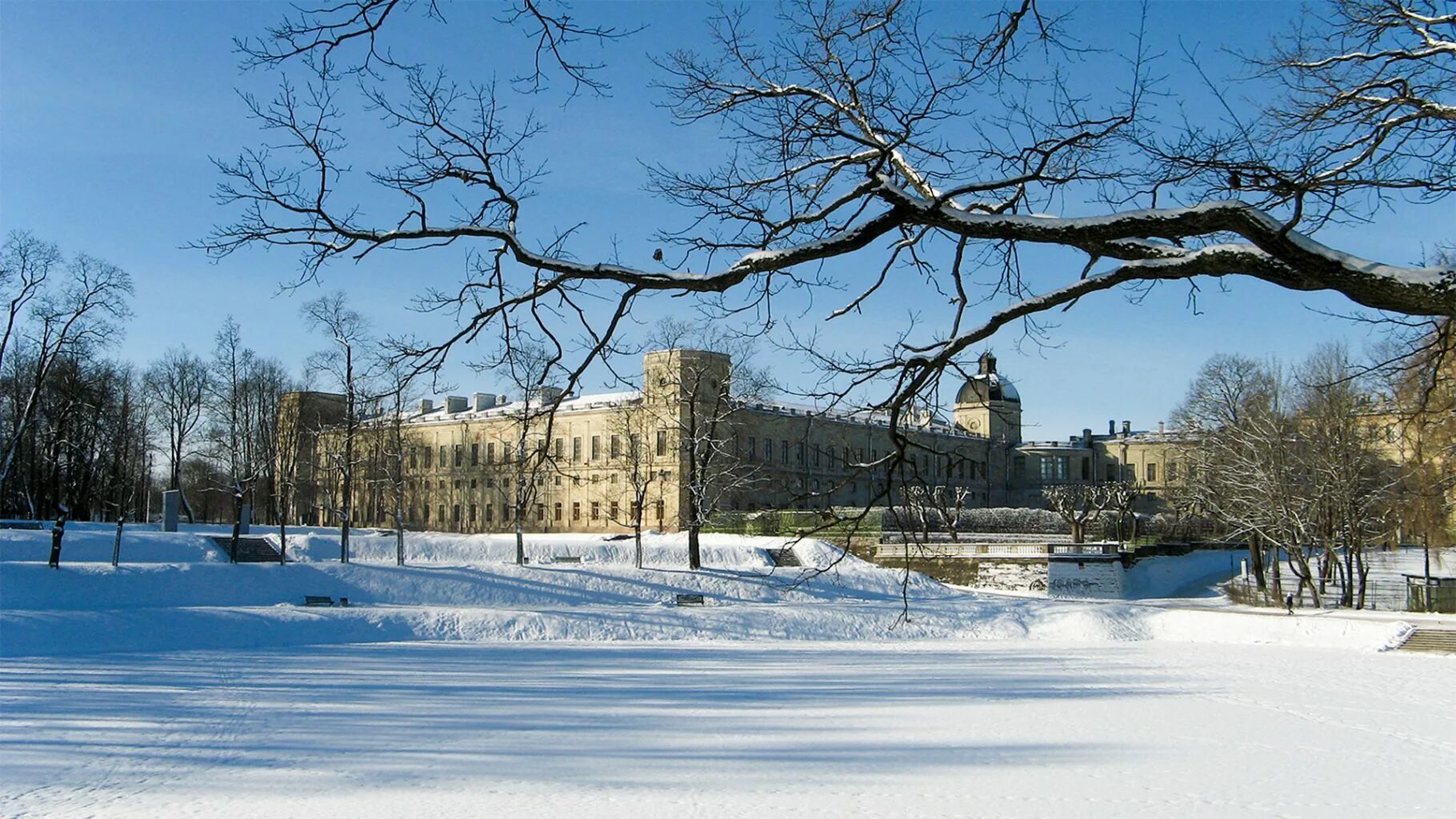 Погода гатчинского. Гатчина дворец зимой. Гатчина парк зимой. Гатчина дворец весной. Большой Гатчинский дворец зимой.