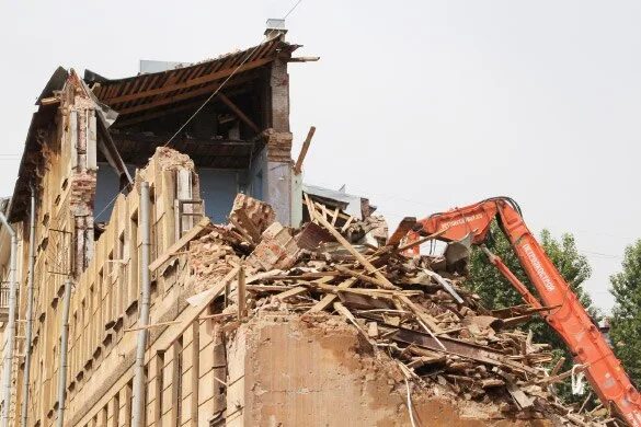 Здания которые сносят. Исторические здания которые снесли. Здания которые снесли в ленэкспо. Демонтаж кирпичного здания. Демонтаж зданий.