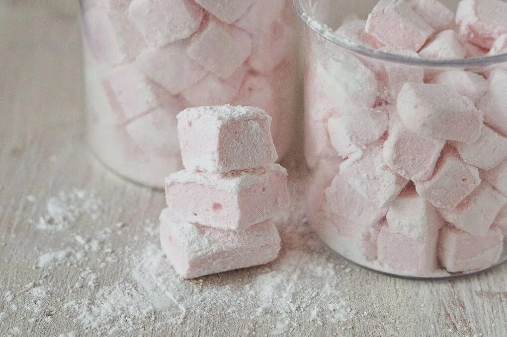 букеты с зефира и маршмеллоу. сладкие букеты из зефира и мармелада. букеты из маршмеллоу с зефиром. букеты с зефира и маршмеллоу. детские букеты из зефира.