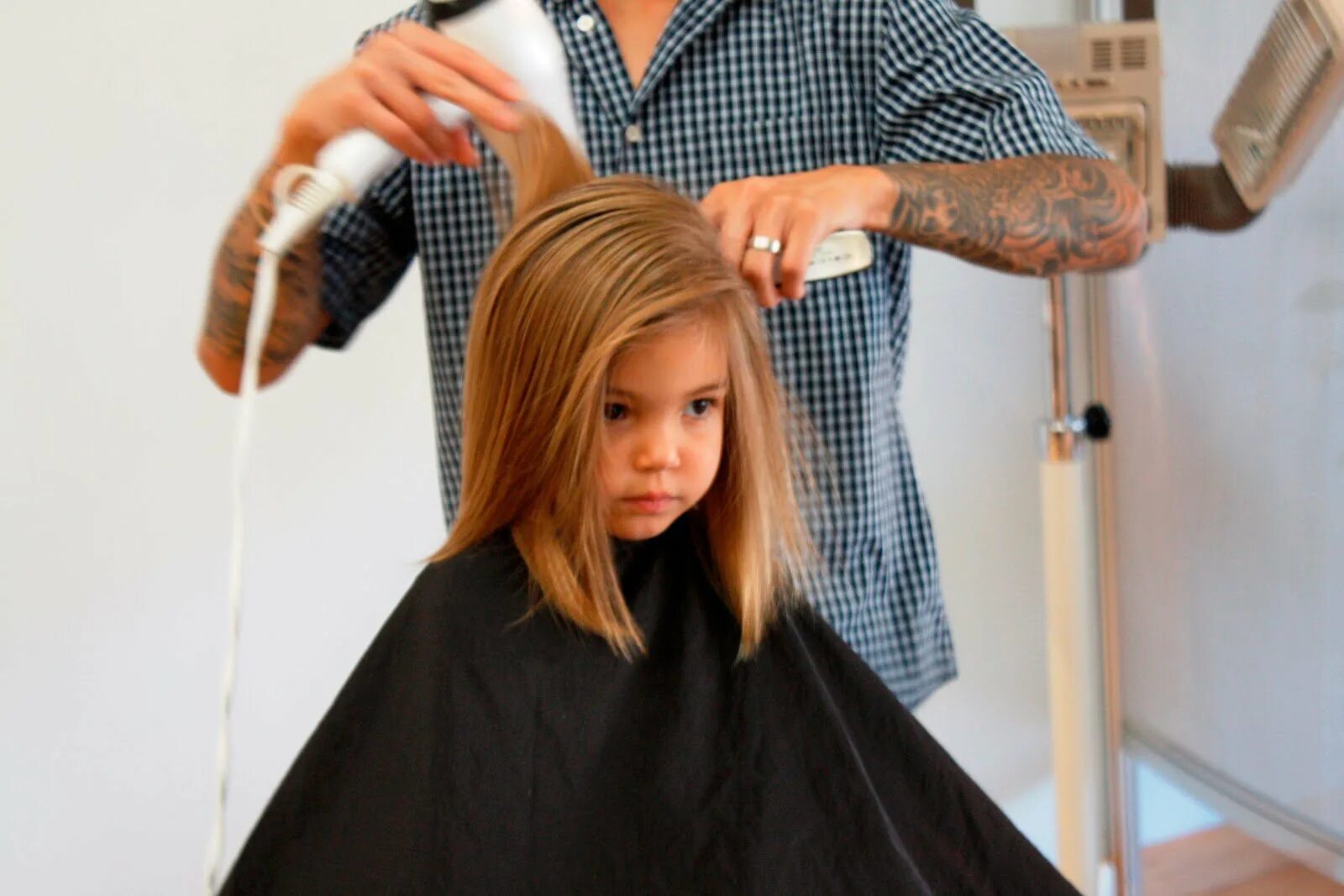Подстригла дочку. Детские стрижки в салоне. Детская стрижка девочке. Стричь волосы. Подравнять волосы.