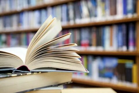Раскрытая книга в библиотеке