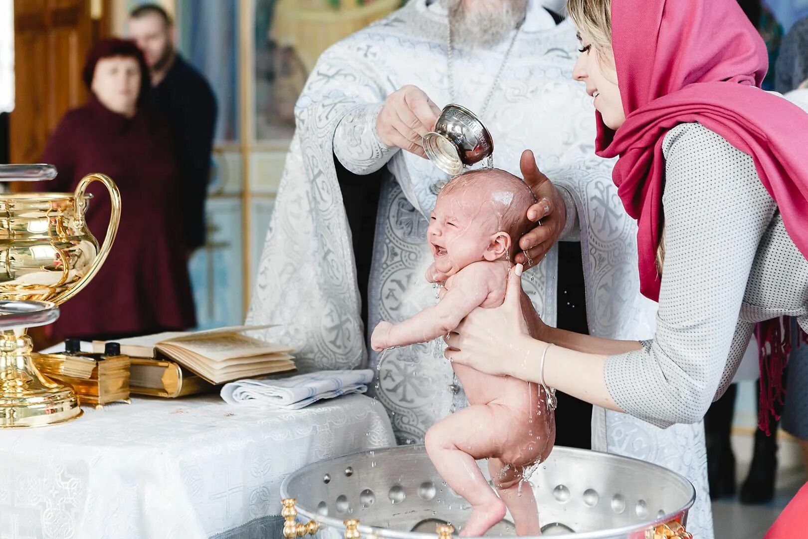 Крещение ребенка. Обряд крещения. Фотосессия на крестины ребенка. Таинство крещения фотосессия. Что делает крестная во время крещения