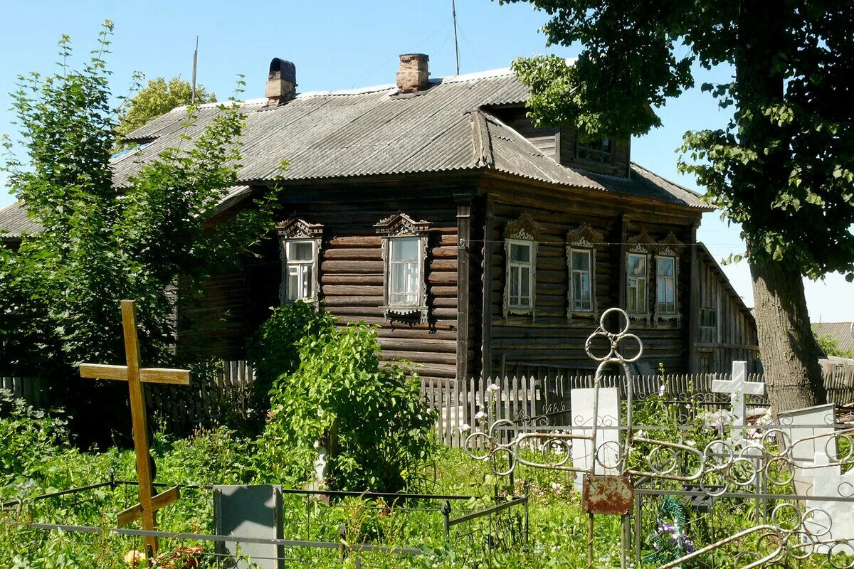 Дома на старых кладбищах. Дом на улице беринга рядом с кладбищем. дом у кладбища. кладбище возле дома. кладбище рядом с жилыми домами.