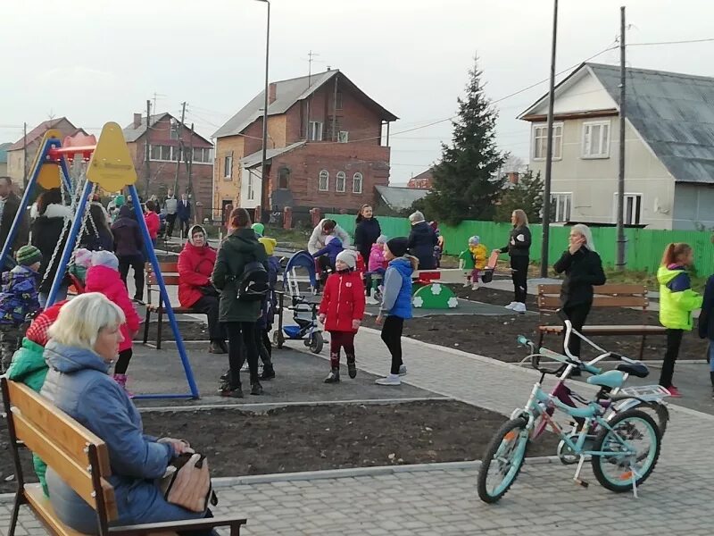 Погода в назарово сегодня. Сквер Южный Назарово. Назарово сквер яблочный. Городской парк город Назарово. Город Назарово сквер яблочный площадка.