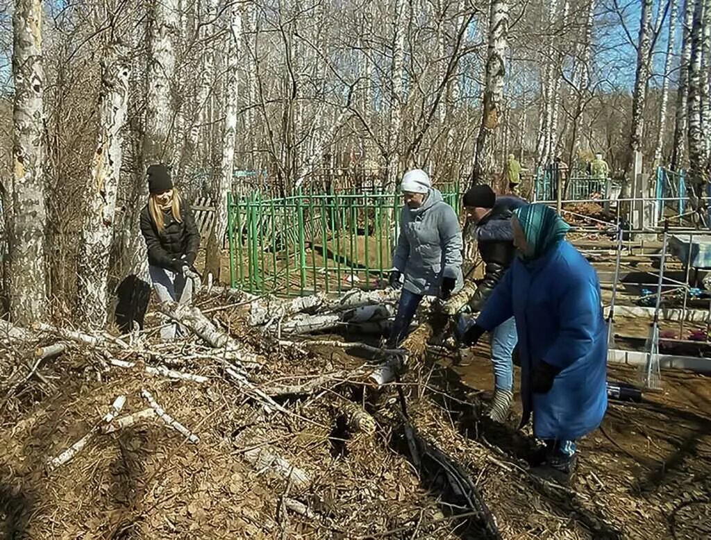 Можно убираться на кладбище в родительскую субботу. Уборка территорий на кладбище. Расчистка кладбища. Субботник на кладбище. Расчистка территорий кладбищ.