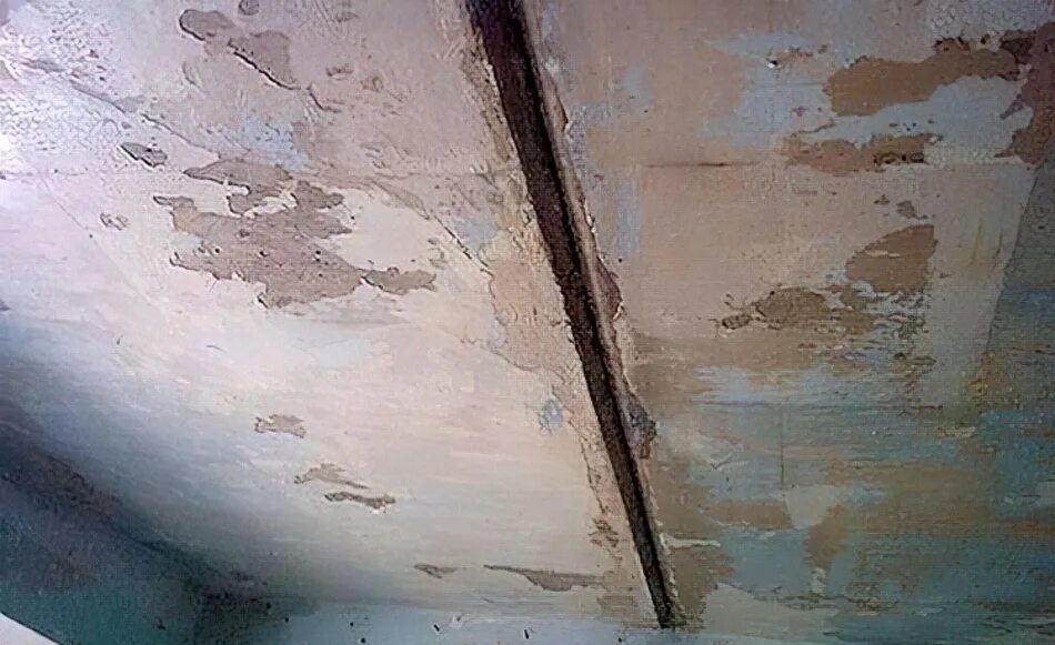 Неровный потолок. Старый потолок. Плиты на потолке неровные. Штукатурка потолка стык плит.