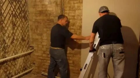 Как выровнять стену своими руками видео