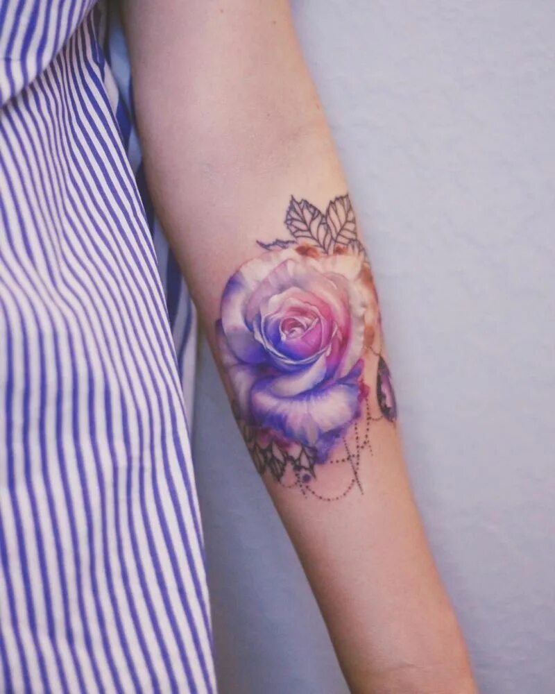 Тату цветы. Цветные Татуировки для девушек. Тату на руке для девушек цветные. Тату цветы на руке.