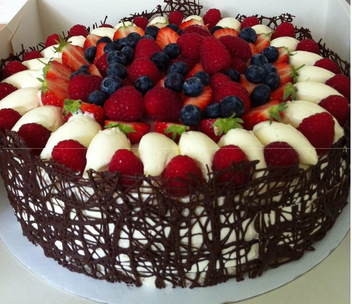 День рождения женщине в домашних условиях. Красивый торт своими руками. Красивое украшение торта фруктами. Фруктовый торт. Красивые фруктовые торты.