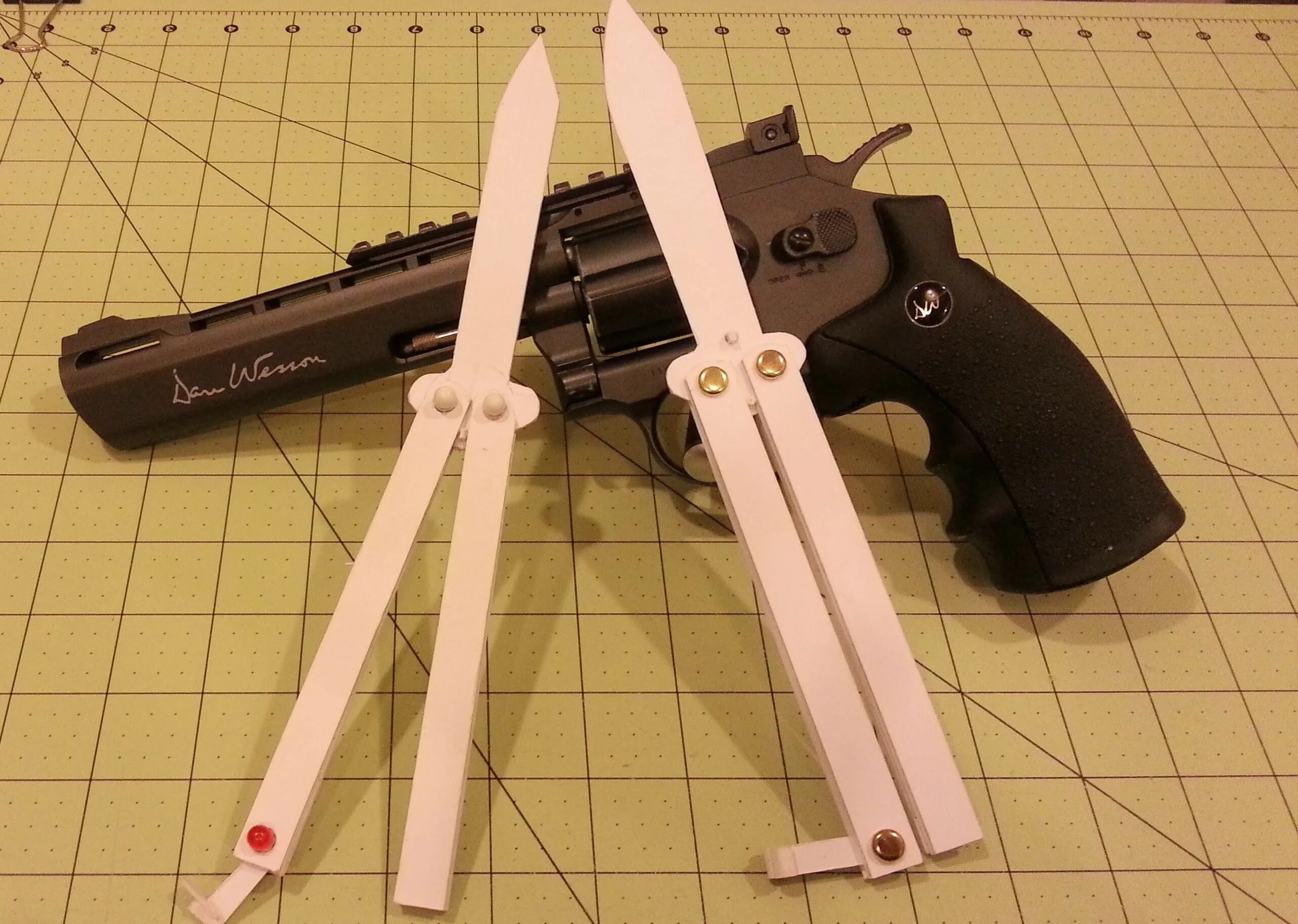 Картонный нож бабочка. Картонный нож бабочка. Раскладной ножик из бумаги. Нож из картона. Как сделать нож бабочку из а4.