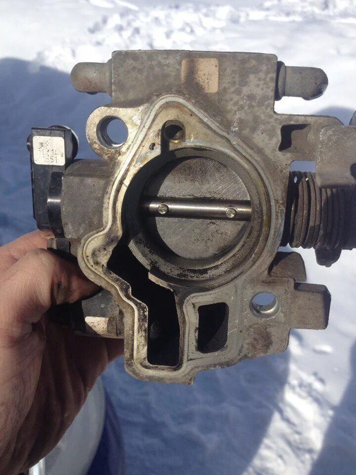 Как поменять дроссельную прокладку. Как поменять дроссельную прокладку. Дроссельная заслонка ваз priora. Плавают обороты лада калина 1. Прокладка под дроссельный узел.