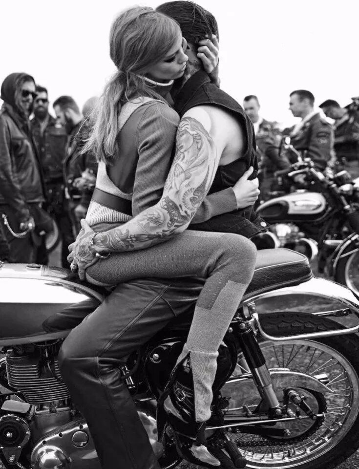 Жена байкера. Парень с девушкой на мотоцикле. Девушка байкер. Фотосессия на мотоцикле пара. Красивый байкер.