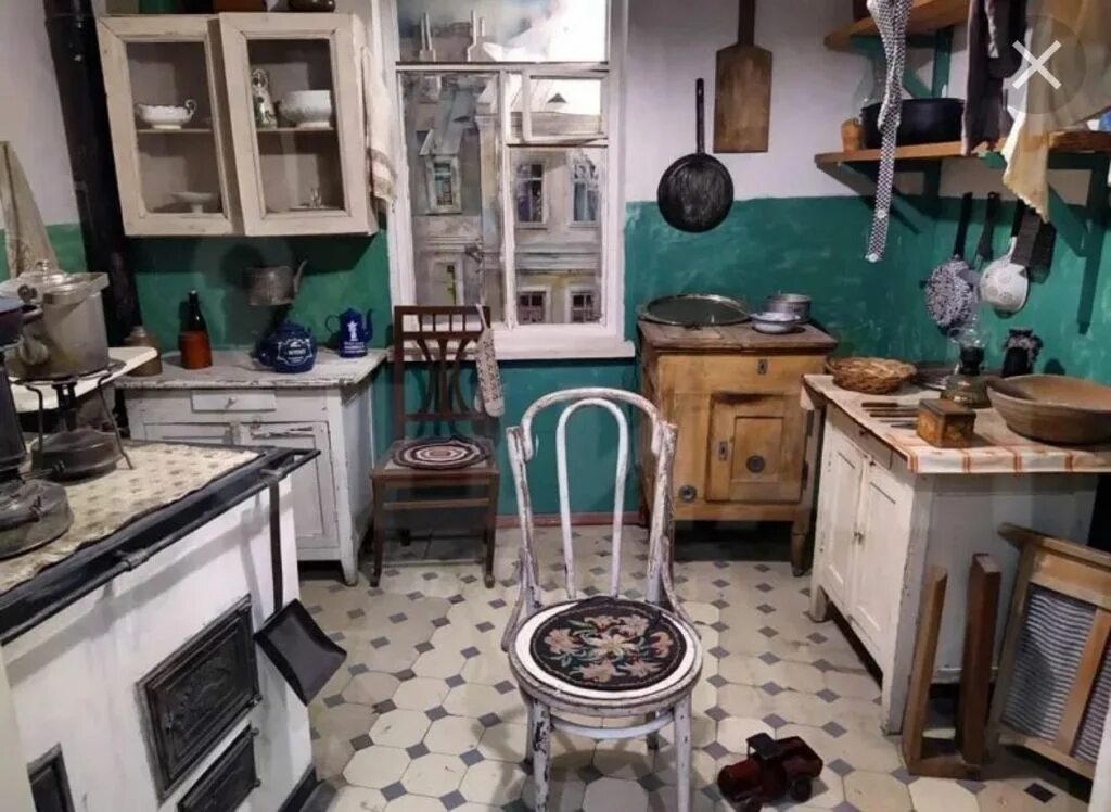 Коммуналка по адресу. Кухня в старой квартире. Советская Коммунальная квартира. Интерьер коммуналки. Старая квартира.