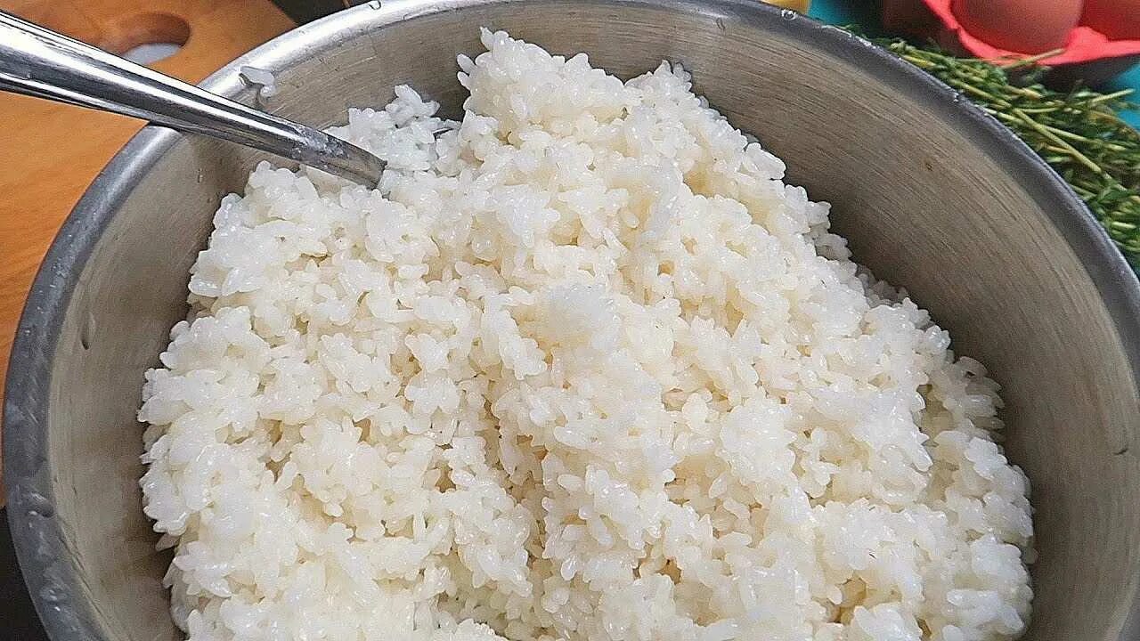 Рис круглый как варить рассыпчатый в кастрюле. Рассыпчатый рис. рис рассыпчатый на гарнир. рис не рассыпчатый. рассыпной рис.