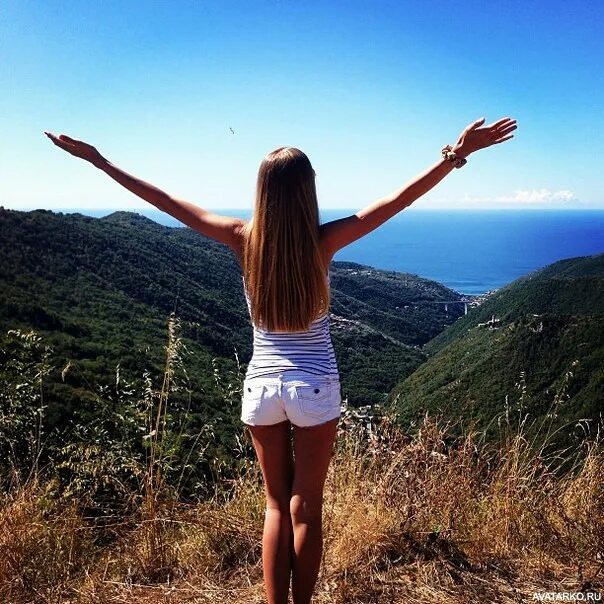 Девушка спиной руку. Девушка в воде со спины. Голова девушки сзади. Девушка спиной руку. Красивая осанка.