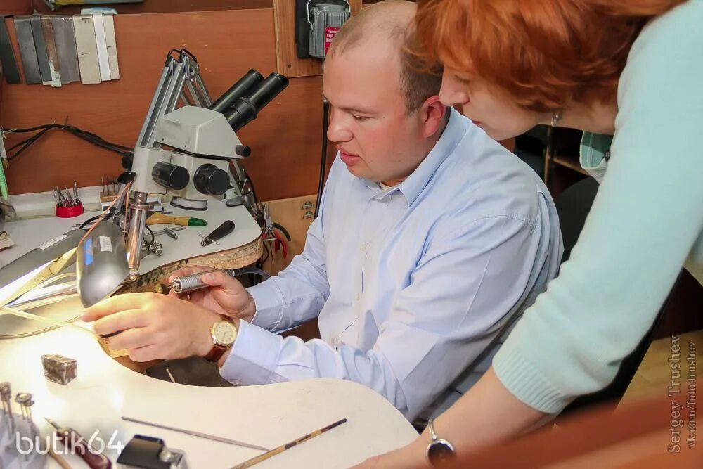 юный ювелир. школа ювелиров. ученик в ювелирную мастерскую. ювелирка в школе. школа ювелиров.