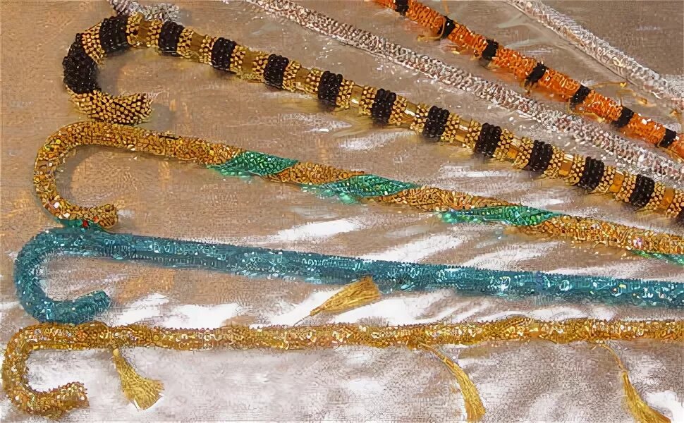 Брошь карамелька. Брошь из бисера новый год. Вязаная конфетка. Оплести трость. Леденцовая трость из бисера.