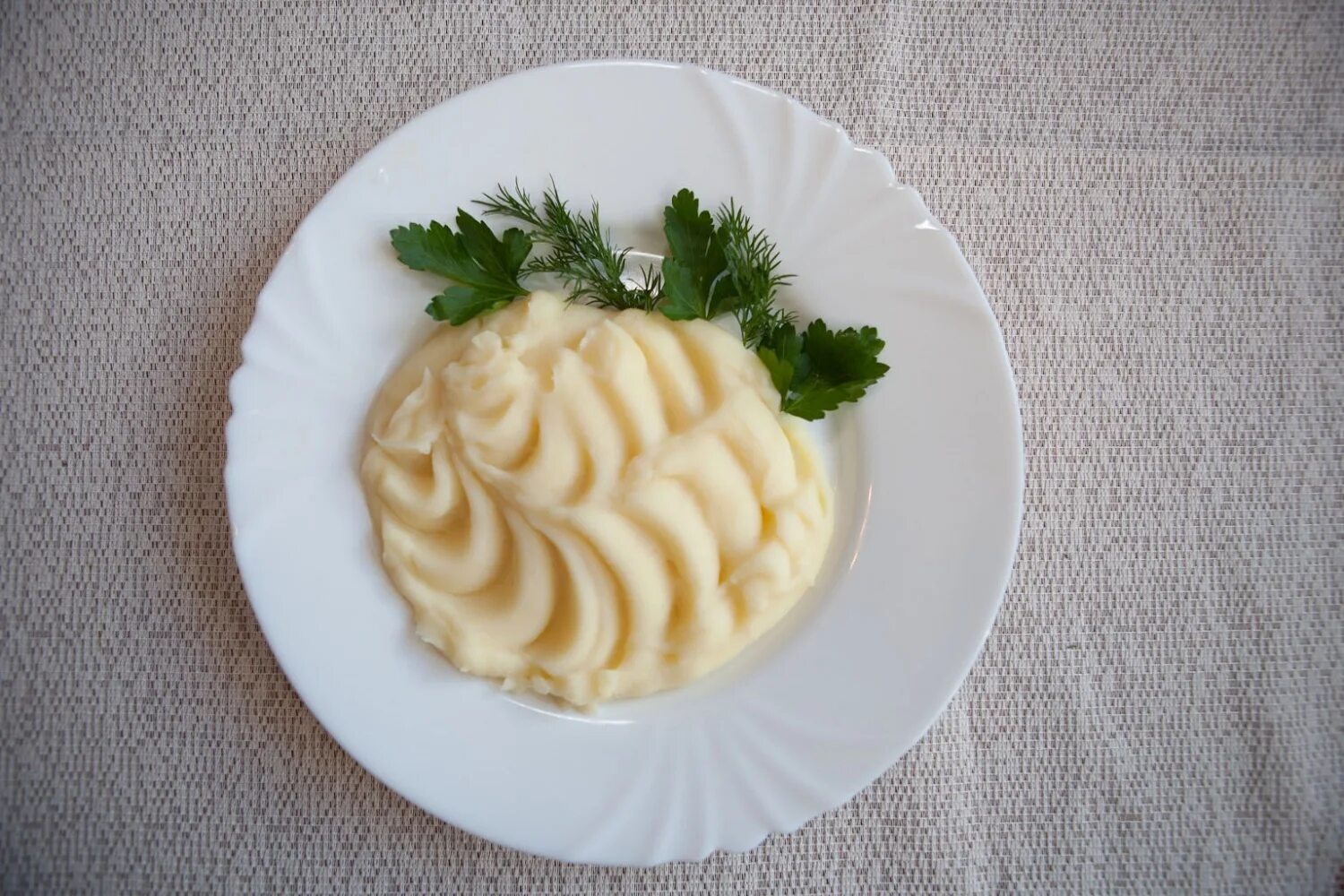 150 грамм пюре. Картофель пюре 150гр. картофельное пюре на тарелке. картофельное пюре сверху. картофельное пюре вид сверху.