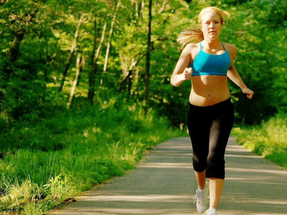 Найди бегу. Девушка бежит. Здоровый образ жизни. Женщина на пробежке. Здоровый образ жизни бег.