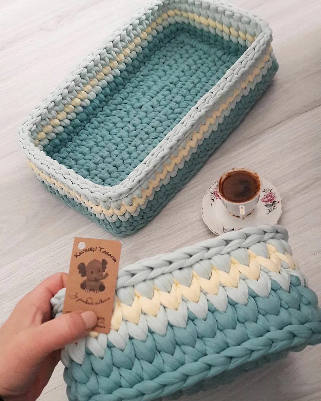 Корзинка из трикотажной пряжи с крышкой. Вязаные аксессуары. Вязаные коробки. Вязание коробочки. Вязаные коробочки крючком.