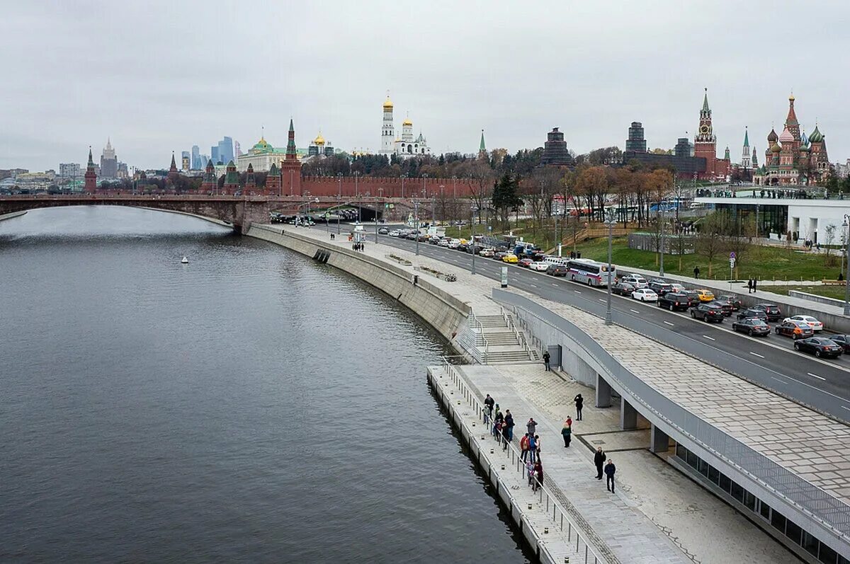 Москва река читать краткое. Москва парк Зарядье река. Парк Зарядье вид на Кремль. Зарядье мост Кремль. Смотровая площадка кремльпарк заоядте.