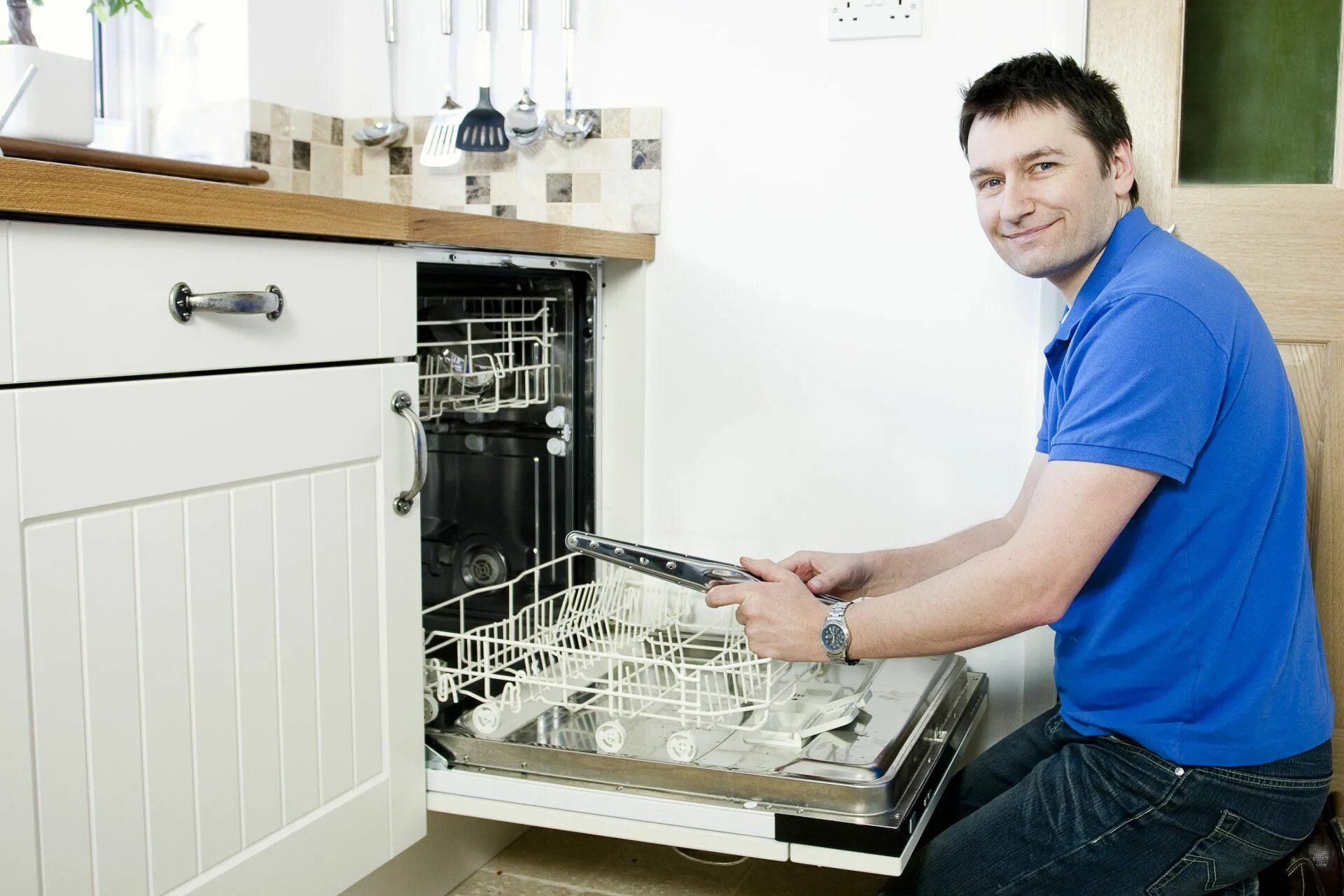 Мастер по ремонту посудомоечных машин. Мастер посудомоечных машин. Мастер с посудомойкой. Мастер по посудомоечным машинам.