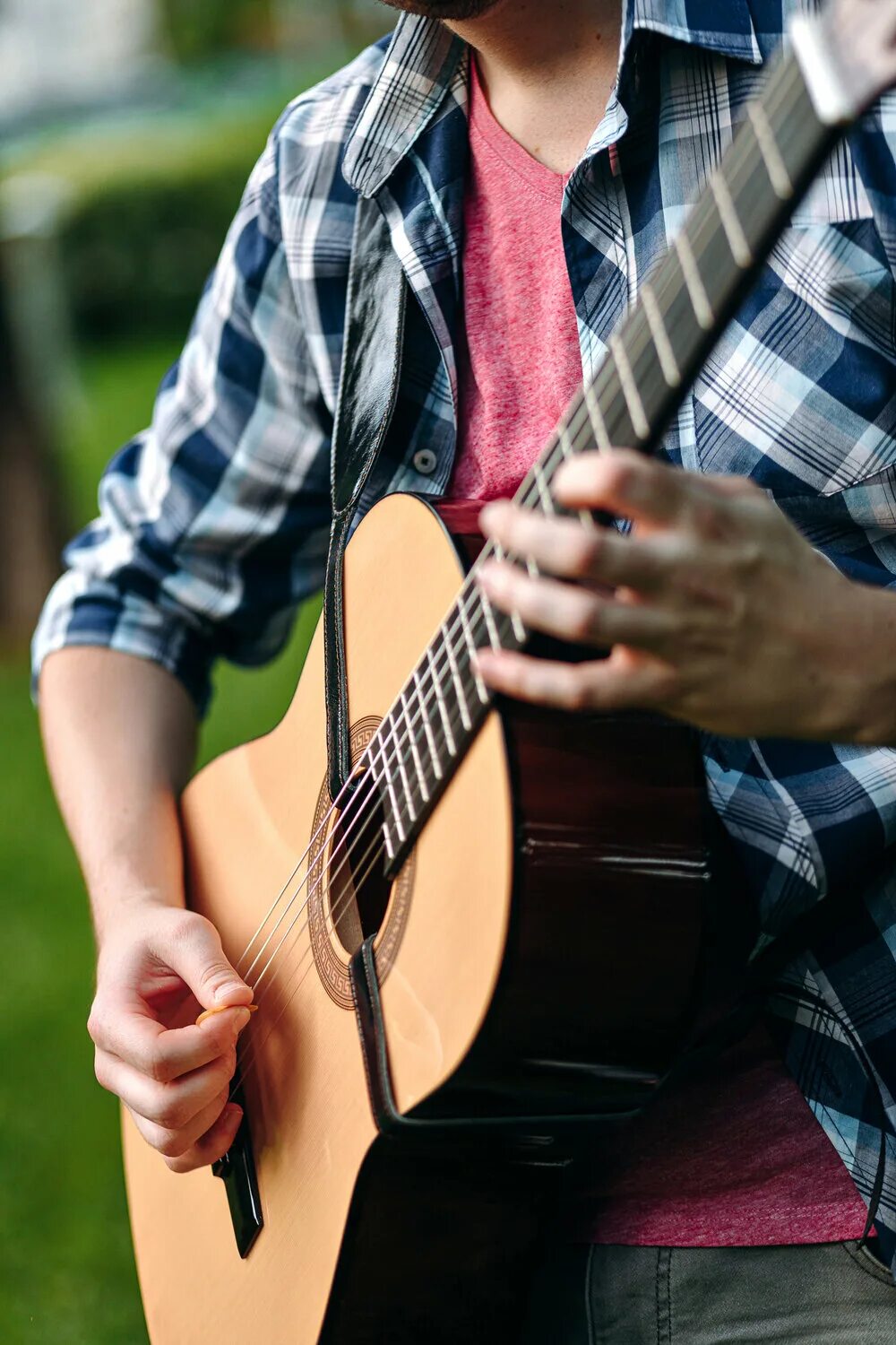 Игра на гитаре фото. Преподаватель по гитаре. Гитара репетитор. Уроки гитары для детей. Репетитор по электрогитаре.