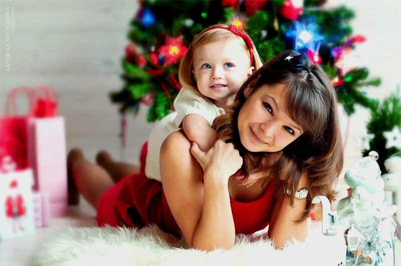 фотосессия мама и дочка новый год. новогодняя фотосессия в студии. мама и дочь новый год. новый год семья. новогодняя фотосессия семейная.