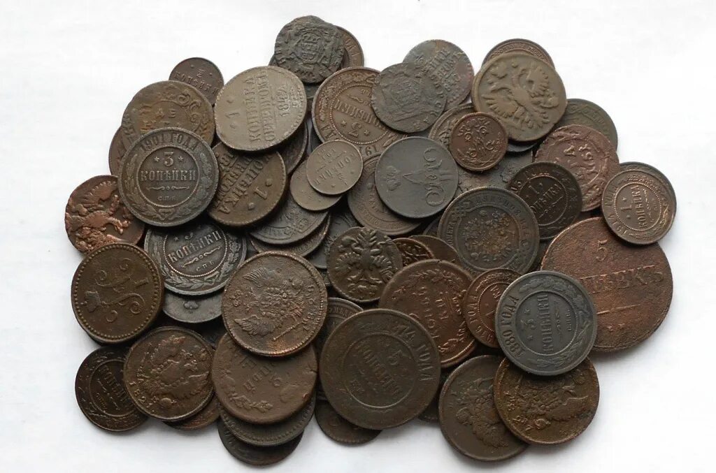 Старинные монеты. Металлические деньги. Нумизматика старинные монеты. Много монет. Коллекционер монет.