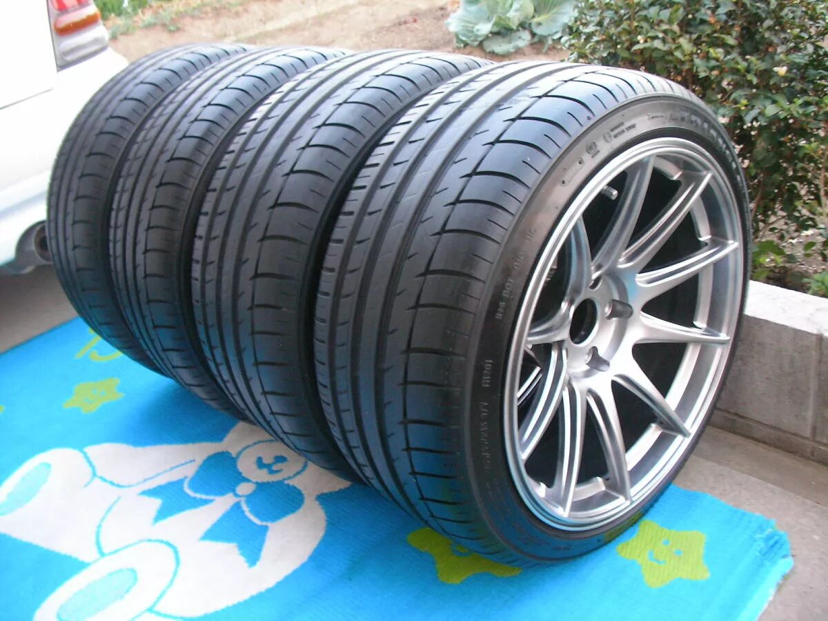 235/40 R18 8j. 235/40 R18 9.5j. 235/40 R18 9j. 265 35 R19j.