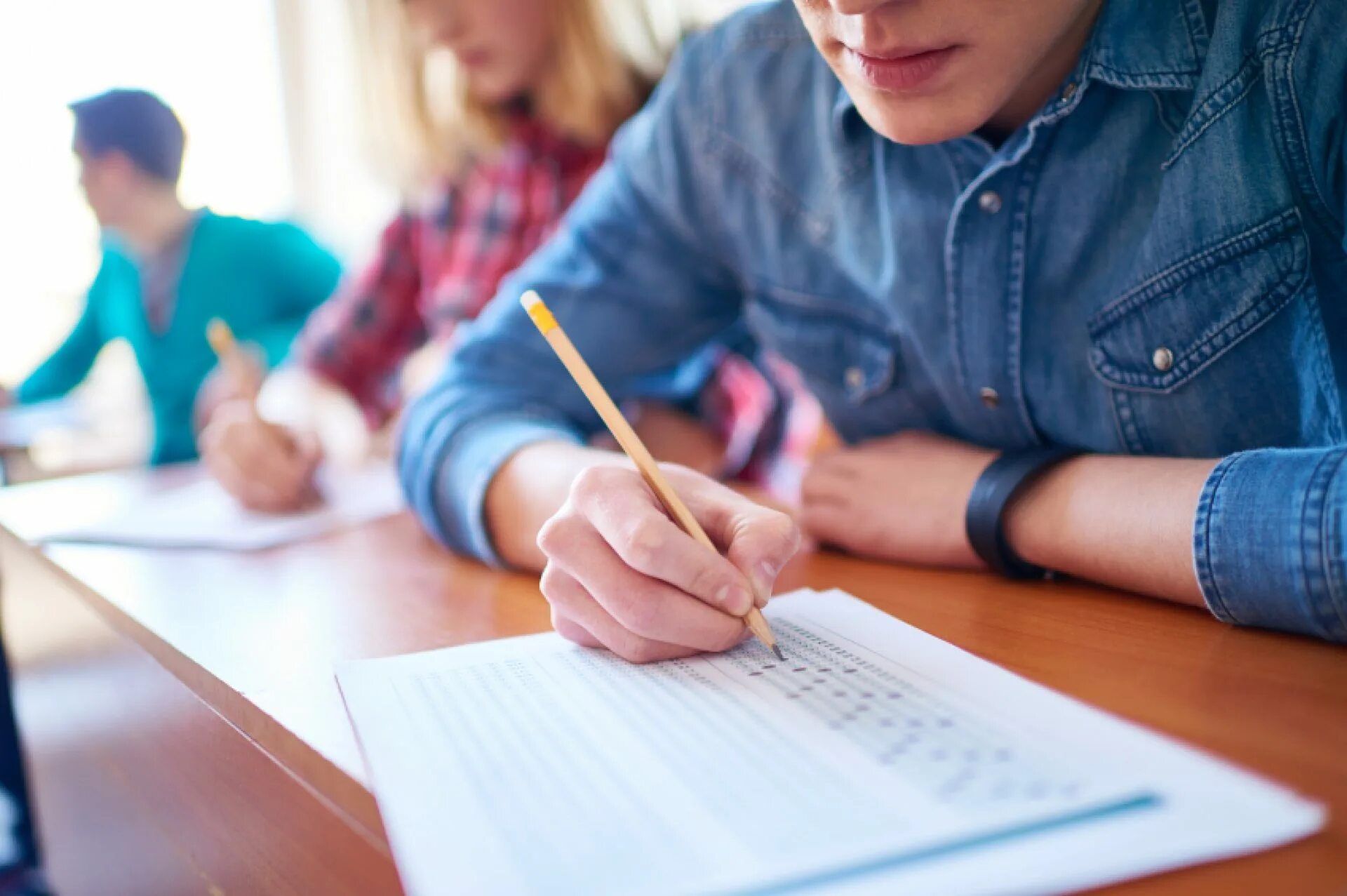 Examination student. Тестирование в школе. Письменный экзамен. Тест в школе. Школьники на контрольной.