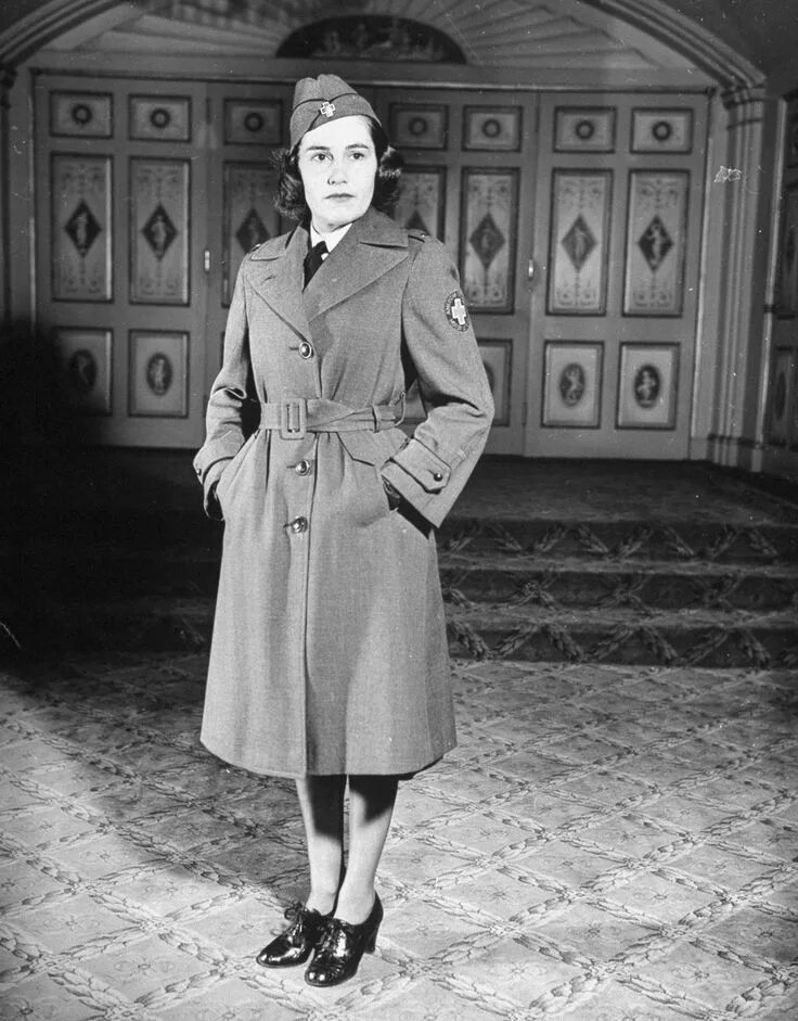 Одежда во время войны. Пальто 1940-х годов. Советское пальто женское. Женское пальто 1940 годов. Мода 40-х годов.
