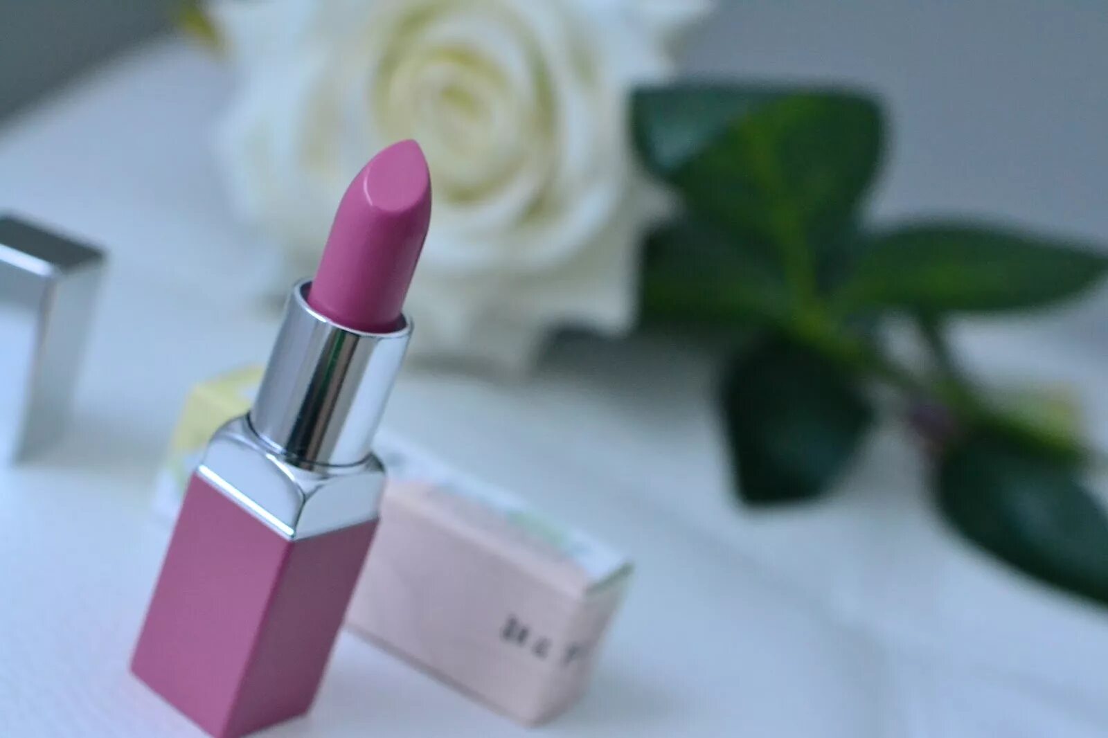 Clinique lipstick 02. Помада clinic. Помада clinic. Помада клиник bare pop 02. Помада clinique gauzy 02.