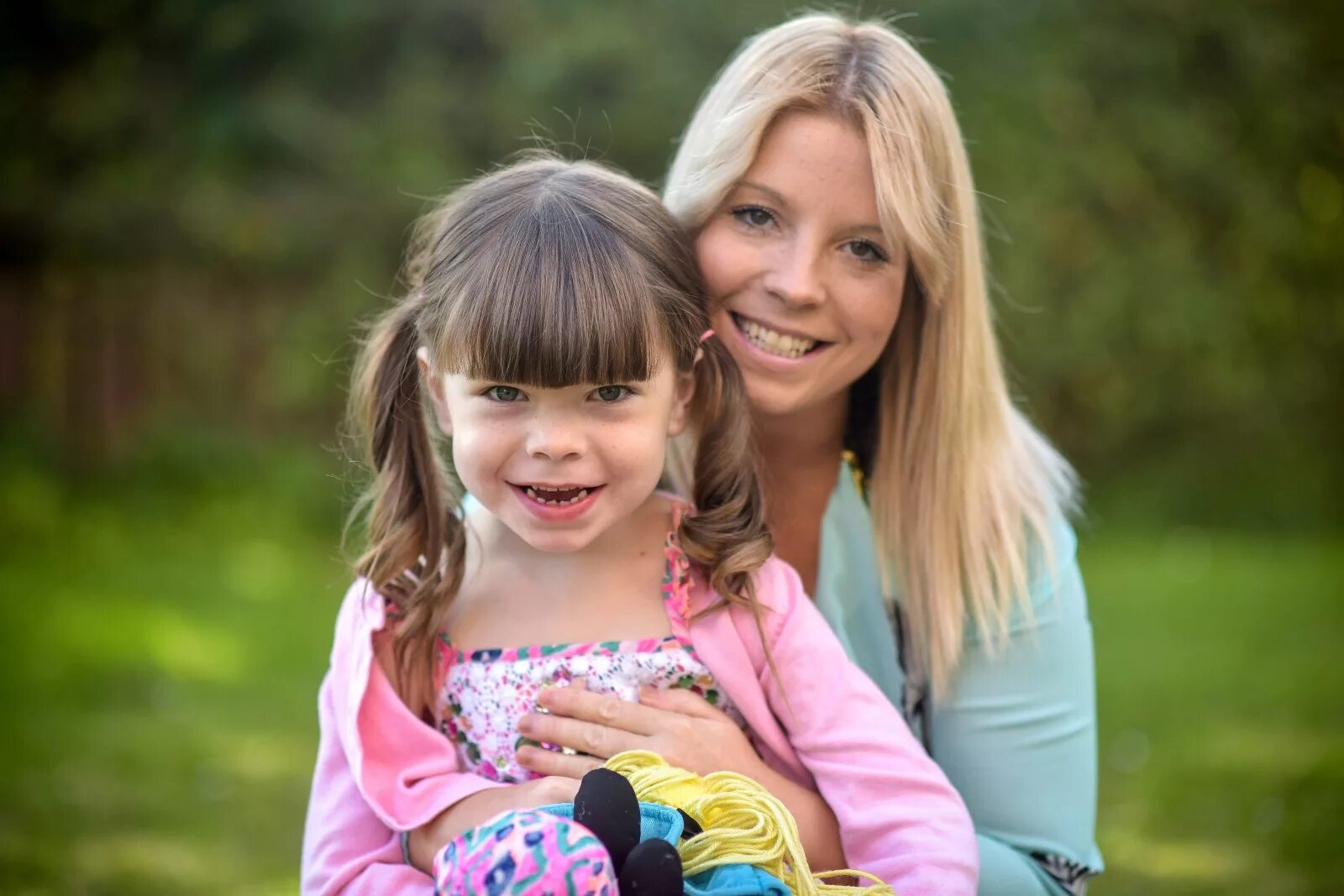 She three years. Яра пиларц. The child is holding картинки. Самые молодые мама с детьми. Child holding hands.