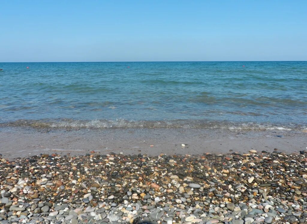 Галечный пляж сочи адлер. Мелкая галька пляжи краснодарского. Ракушечный пляж на азовском море. Галечный пляж краснодар. Кама галечный пляж.