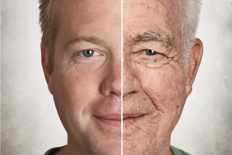 Старая кожа человека. Половина лица. Возрастная кожа лица. Морщины старые.