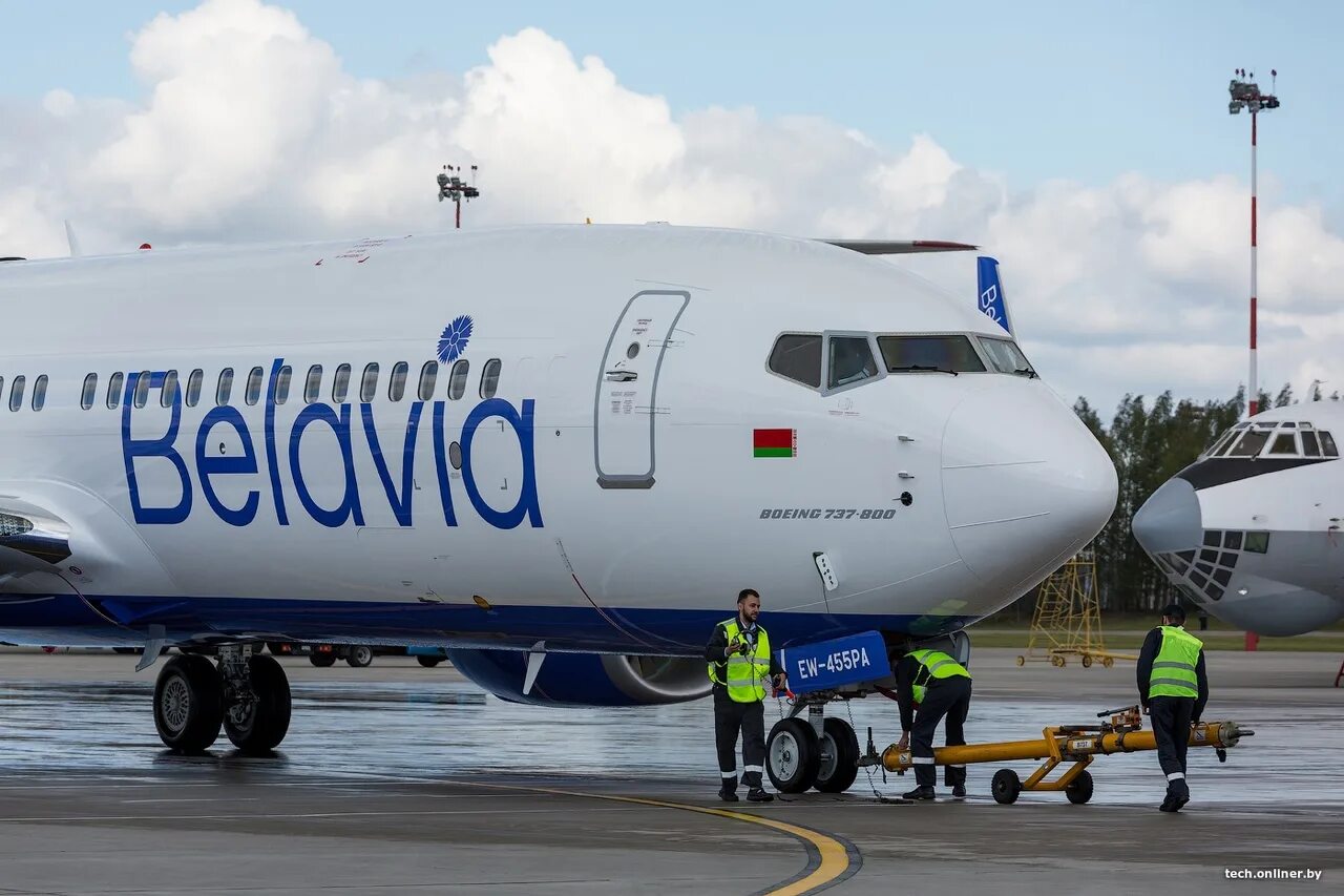 Belavia airlines. Белавиа самолеты. E195 Belavia. Парк самолетов Белавиа. Эмбайер самолеты Белавиа.